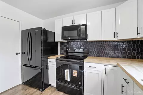 Kitchen - 6074 Johnson Rd, Cincinnati, OH 45248 photo 3 of 4