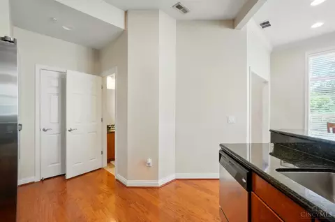 Entry Way - 207 Stetson St, Cincinnati, OH 45219 photo 1 of 3