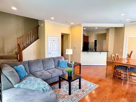 Living - 207 Stetson St, Cincinnati, OH 45219 photo 2 of 6