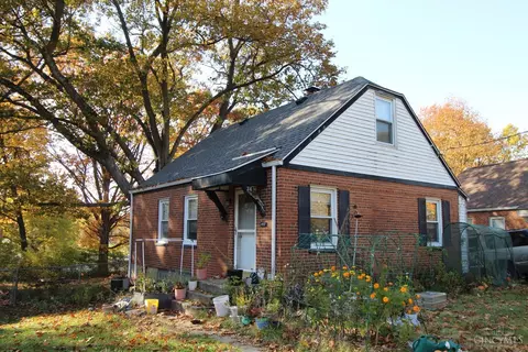 34 Gambier Cir, Greenhills, OH 45218