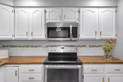 Kitchen - 1364 Karahill Dr, Forest Park, OH 45240 photo 6 of 8