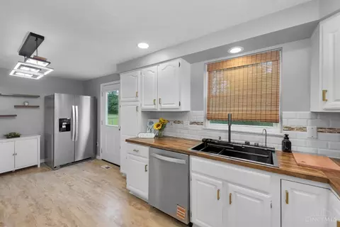 Kitchen - 1364 Karahill Dr, Forest Park, OH 45240 photo 5 of 8