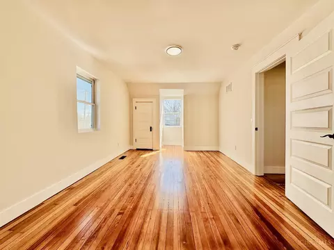 Bedroom - 2014 Clarion Ave, Cincinnati, OH 45207 photo 4 of 11