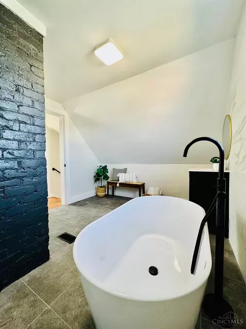 Bath - 2014 Clarion Ave, Cincinnati, OH 45207 photo 9 of 10