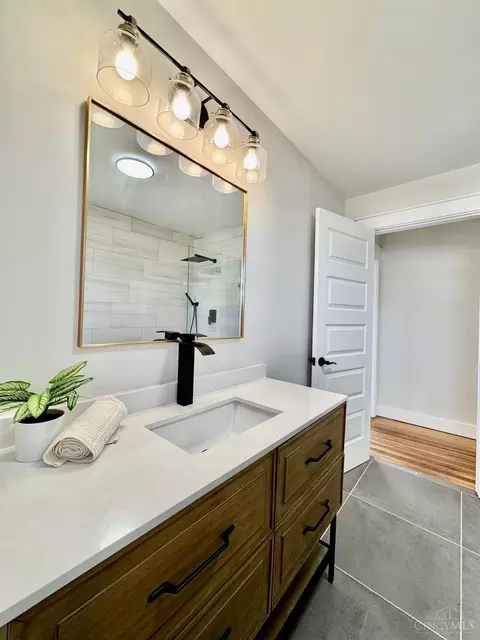 Bath - 2014 Clarion Ave, Cincinnati, OH 45207 photo 7 of 10