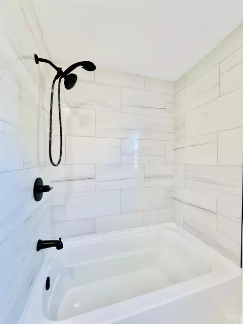 Bath - 2014 Clarion Ave, Cincinnati, OH 45207 photo 2 of 10