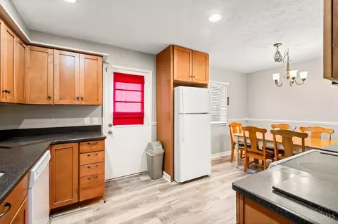 Kitchen - 4775 Timberknoll Dr, Cincinnati, OH 45244 photo 5 of 6