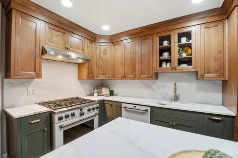 Kitchen - 506 Baum St, Cincinnati, OH 45202 photo 5 of 7
