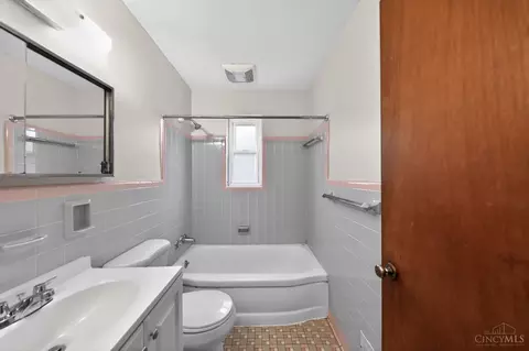 Bath - 1702 Ashbrook Dr, Cincinnati, OH 45238 photo 1 of 1