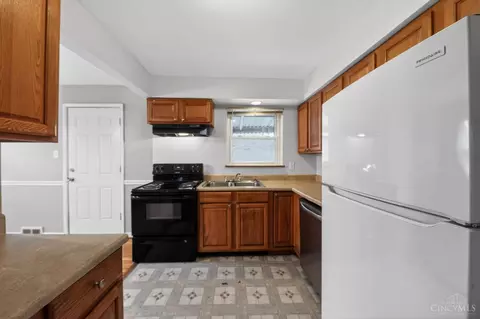 Kitchen - 1702 Ashbrook Dr, Cincinnati, OH 45238 photo 1 of 3
