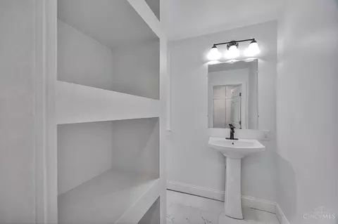 Entry Way - 5811 Bramble Ave, Cincinnati, OH 45227 photo 1 of 2