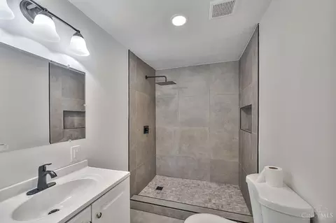 Bath - 5811 Bramble Ave, Cincinnati, OH 45227 photo 2 of 4