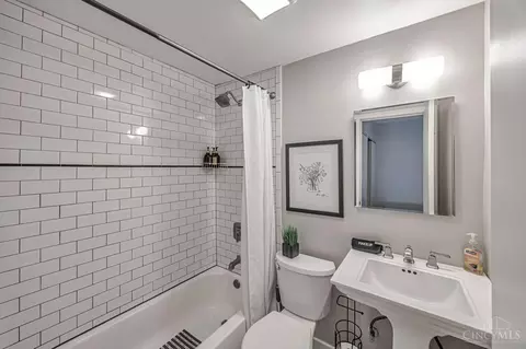 Bath - 121 Green St, Cincinnati, OH 45202 photo 1 of 3