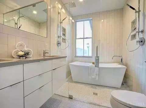 Bath - 121 Green St, Cincinnati, OH 45202 photo 3 of 3