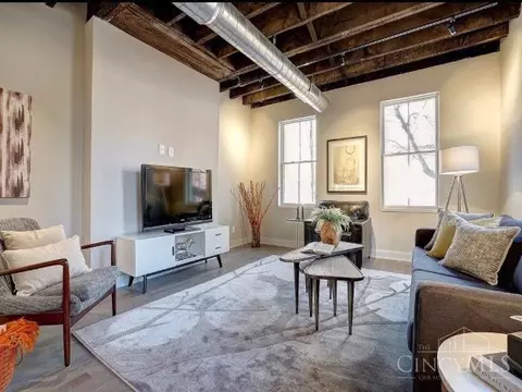 Living - 121 Green St, Cincinnati, OH 45202 photo 8 of 11