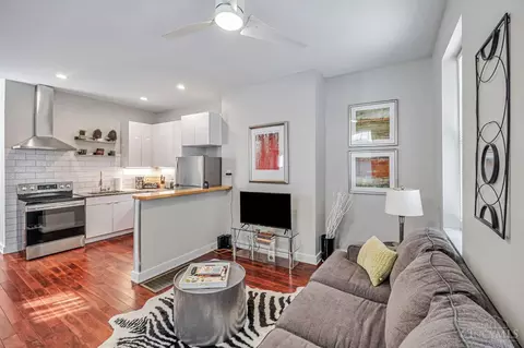 Living - 121 Green St, Cincinnati, OH 45202 photo 4 of 11
