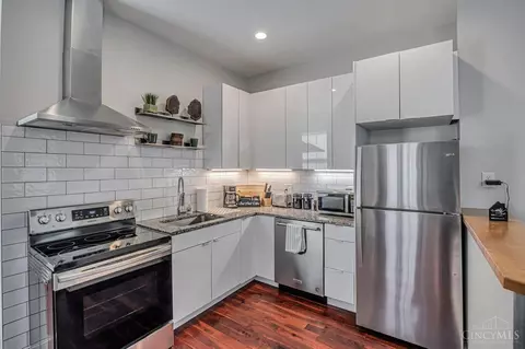 Kitchen - 121 Green St, Cincinnati, OH 45202 photo 2 of 10