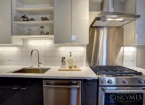 Kitchen - 121 Green St, Cincinnati, OH 45202 photo 6 of 10