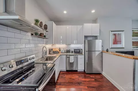 Kitchen - 121 Green St, Cincinnati, OH 45202 photo 4 of 10