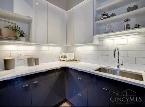 Kitchen - 121 Green St, Cincinnati, OH 45202 photo 7 of 10