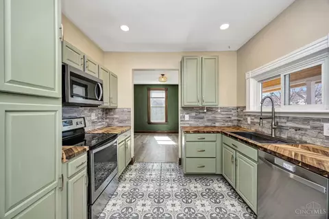 Kitchen - 805 D St, Hamilton, OH 45013 photo 2 of 5