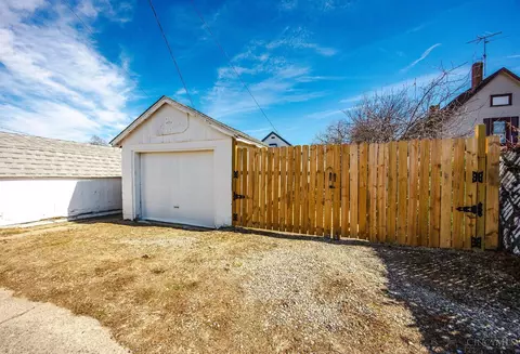 Exterior - 805 D St, Hamilton, OH 45013 photo 3 of 8