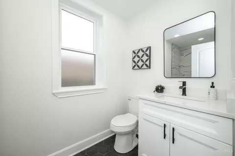 Bath - 817 Hawthorne Ave, Cincinnati, OH 45205 photo 3 of 4