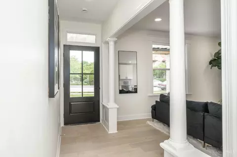 Entry Way - 817 Hawthorne Ave, Cincinnati, OH 45205 photo 1 of 3