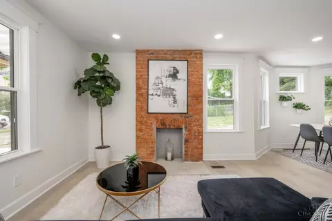 Living - 817 Hawthorne Ave, Cincinnati, OH 45205 photo 3 of 4