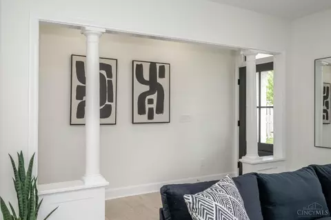 Entry Way - 817 Hawthorne Ave, Cincinnati, OH 45205 photo 2 of 3