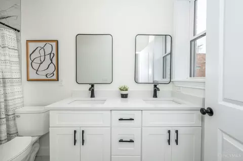 Bath - 817 Hawthorne Ave, Cincinnati, OH 45205 photo 1 of 4
