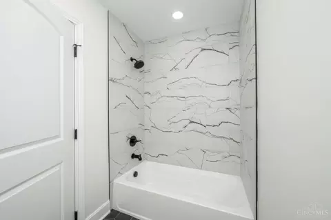 Bath - 817 Hawthorne Ave, Cincinnati, OH 45205 photo 4 of 4