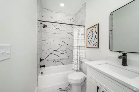 Bath - 817 Hawthorne Ave, Cincinnati, OH 45205 photo 2 of 4