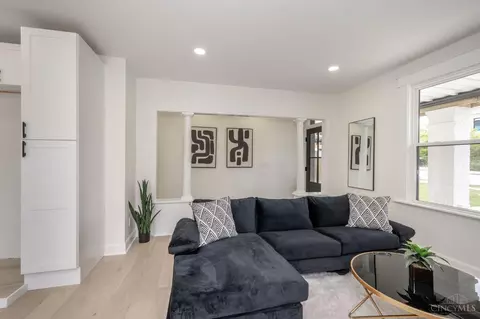 Living - 817 Hawthorne Ave, Cincinnati, OH 45205 photo 1 of 4