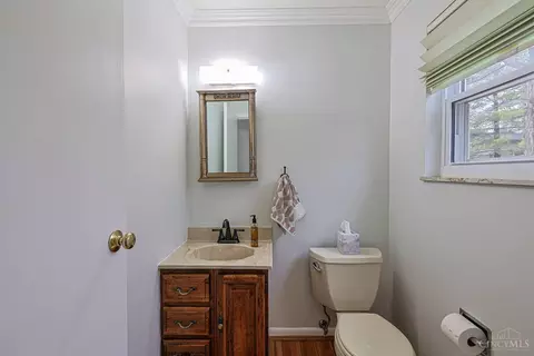 Bath - 1013 Ligorio Ave, Greenhills, OH 45218 photo 4 of 4