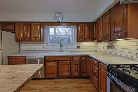 Kitchen - 1013 Ligorio Ave, Greenhills, OH 45218 photo 5 of 5