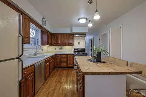Kitchen - 1013 Ligorio Ave, Greenhills, OH 45218 photo 2 of 5