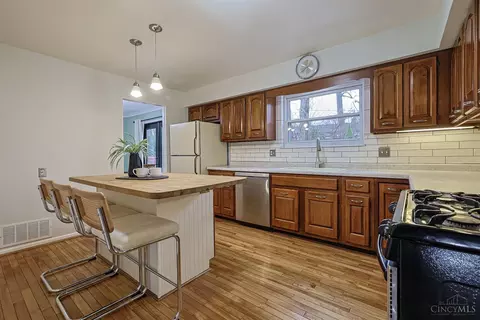 Kitchen - 1013 Ligorio Ave, Greenhills, OH 45218 photo 3 of 5
