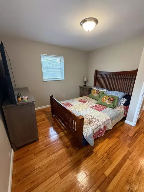 Bedroom - 9732 Woodmill Ln, Cincinnati, OH 45231 photo 9 of 10