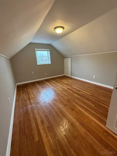 Bedroom - 9732 Woodmill Ln, Cincinnati, OH 45231 photo 8 of 10