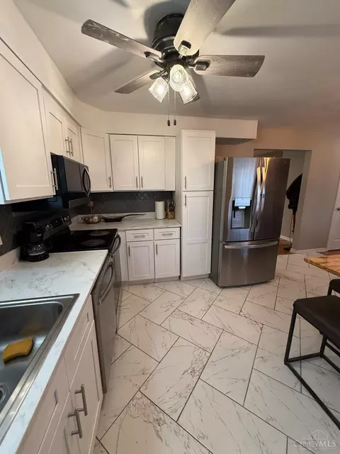 Kitchen - 9732 Woodmill Ln, Cincinnati, OH 45231 photo 3 of 4