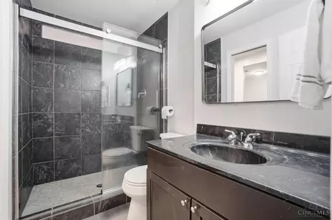 Bath - 933 Auburnview Dr, Cincinnati, OH 45206 photo 1 of 1