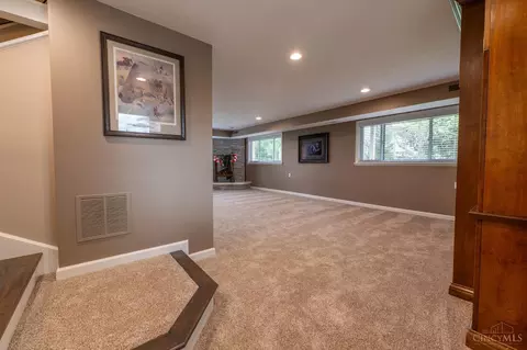 Living - 817 Locust Corner Rd, Cincinnati, OH 45245 photo 6 of 9