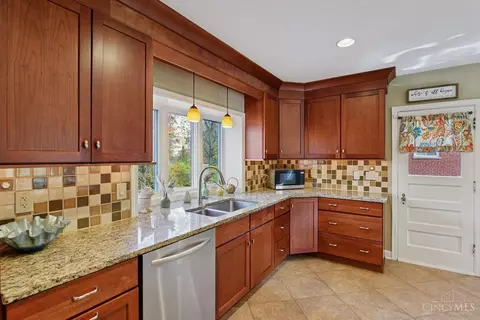 Kitchen - 852 Finney Trl, Cincinnati, OH 45224 photo 3 of 5