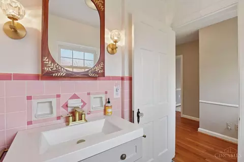Bath - 852 Finney Trl, Cincinnati, OH 45224 photo 3 of 4