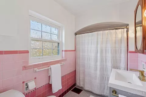 Bath - 852 Finney Trl, Cincinnati, OH 45224 photo 2 of 4