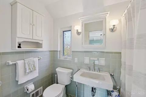 Bath - 852 Finney Trl, Cincinnati, OH 45224 photo 1 of 4