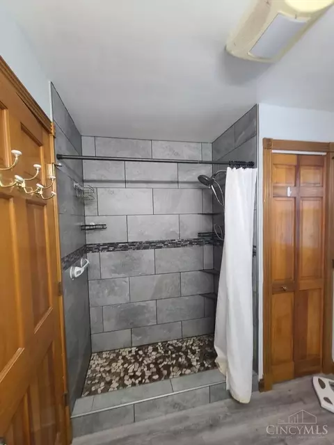 Bath - 7822 Dian Ave, Franklin, OH 45005 photo 1 of 2