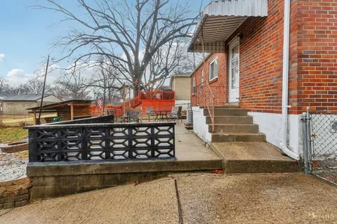 Exterior - 134 W Crest Dr, Reading, OH 45215 photo 4 of 5