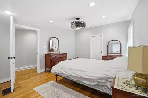 Bedroom - 4309 Vine St, Cincinnati, OH 45217 photo 4 of 6